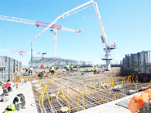 建筑工程必備機(jī)械，混凝土布料機(jī)。
